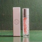 Botellitas de cristal chip de cuarzo rosa. En el interior de la botella podrás encontrar rodado de chip, y en el extremo del bote, el roll-on que está formado por una bola de 8mm de cuarzo rosa. El tamaño de la botellita es de 90x20mm, aproximadamente. La puedes rellenar con el líquido que más desees, aceites, colonias, esencias..etc.