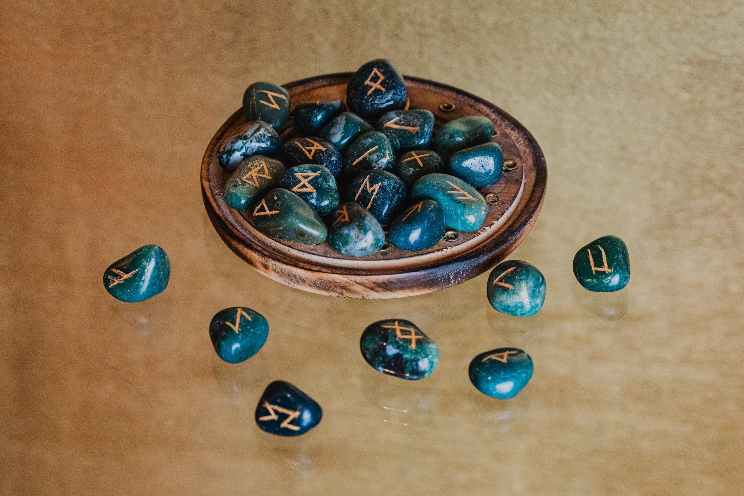 Mineral de alta calidad con runas grabadas. Este producto se vende completo en una bolsa que contiene todas las runas. Tamaño medio de las piezas entre 15 y 25mm.