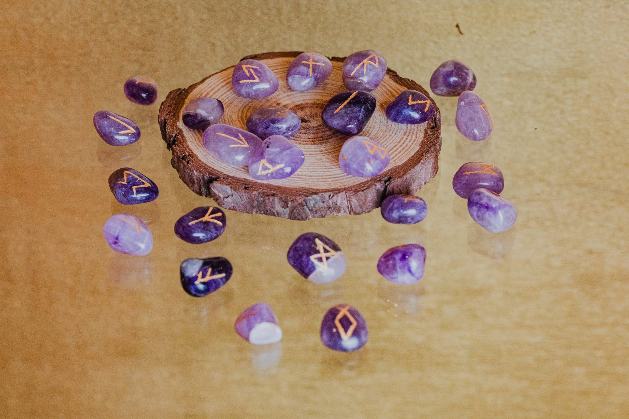 Mineral de alta calidad con runas grabadas. Este producto se vende completo en una bolsa que contiene todas las runas. Tamaño medio de las piezas entre 15 y 25mm.