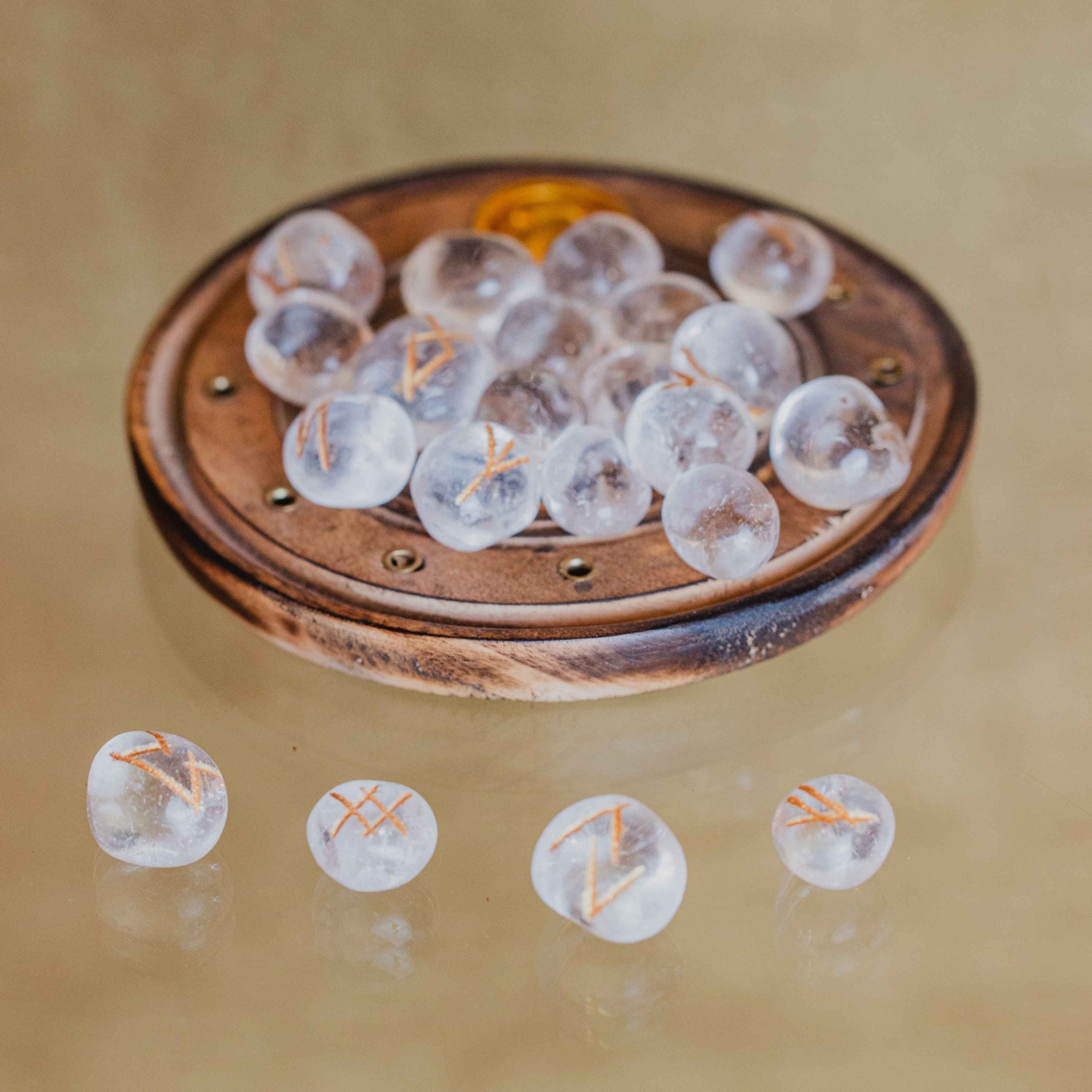 Mineral de alta calidad con runas grabadas. Este producto se vende completo en una bolsa que contiene todas las runas. Tamaño medio de las piezas entre 15 y 25mm.