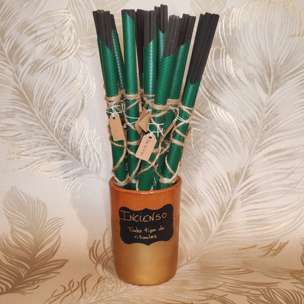 Para cualquier tipo de ritual. . Los inciensos aromáticos en varilla de Grimorio son 100% naturales, y aportan un agradable aroma para nuestro hogar.
\nContenido: 10 varillas en cada paquete