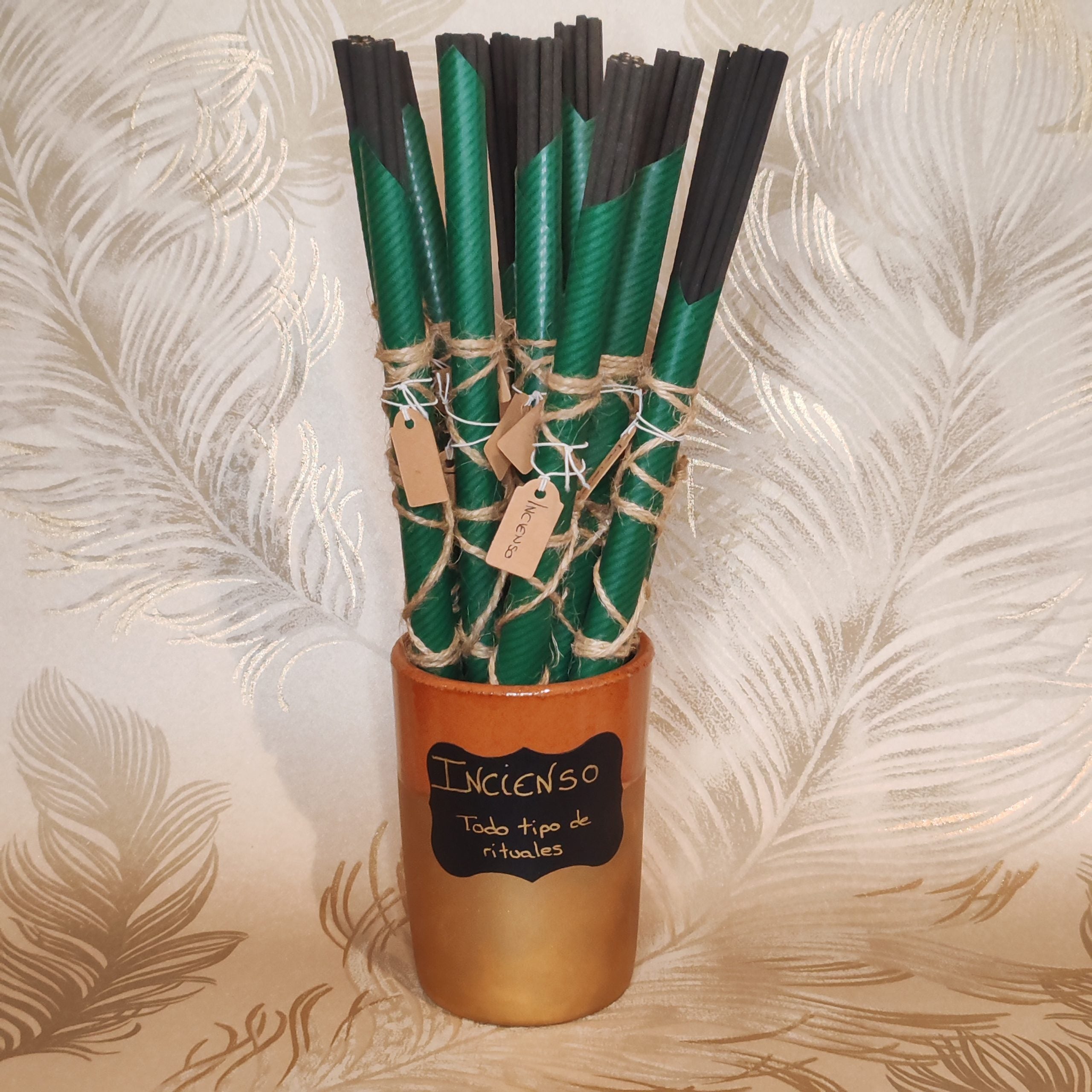 Para cualquier tipo de ritual. . Los inciensos aromáticos en varilla de Grimorio son 100% naturales, y aportan un agradable aroma para nuestro hogar.
\nContenido: 10 varillas en cada paquete