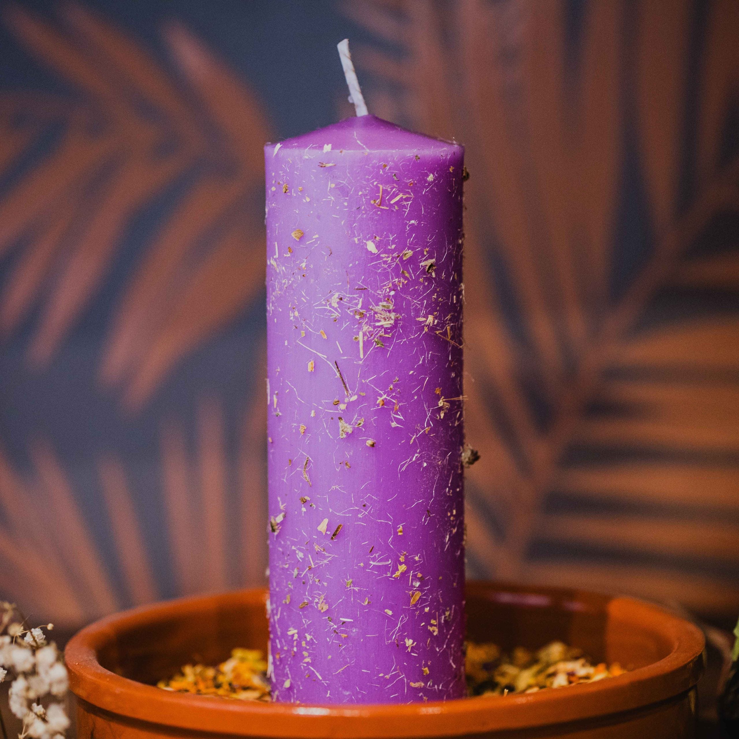 Velón indicado para atraer hacia ti lo que desees, no solo a nivel sentimental, sino también económico, laboral o personal. Estos velones obtienen la mejor combinación entre aromaterapia, colorterapia y el poder de las hierbas para que el ritual adquiera mayor efectividad. Confeccionados con parafina 100% pura, esencias naturales y hierbas trituradas a mano. La fotografía es una representación del ritual, usted está comprando solo el velón.
