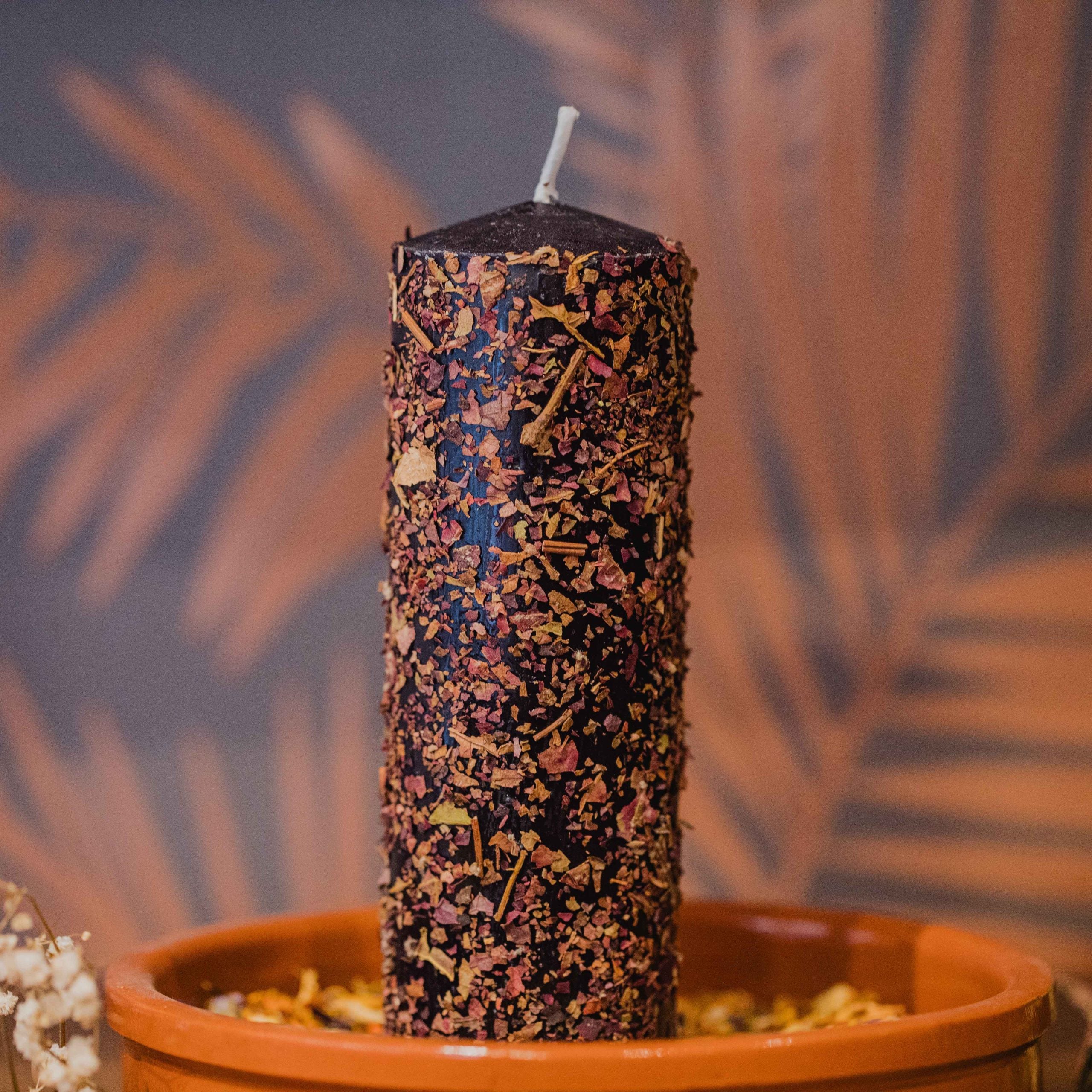 Velón indicado para destruir y que no retorne nuevamente cualquier tipo de magia realizada. Estos velones obtienen la mejor combinación entre aromaterapia, colorterapia y el poder de las hierbas para que el ritual adquiera mayor efectividad. Confeccionados con parafina 100% pura, esencias naturales y hierbas trituradas a mano. La fotografía es una representación del ritual, usted está comprando solo el velón.