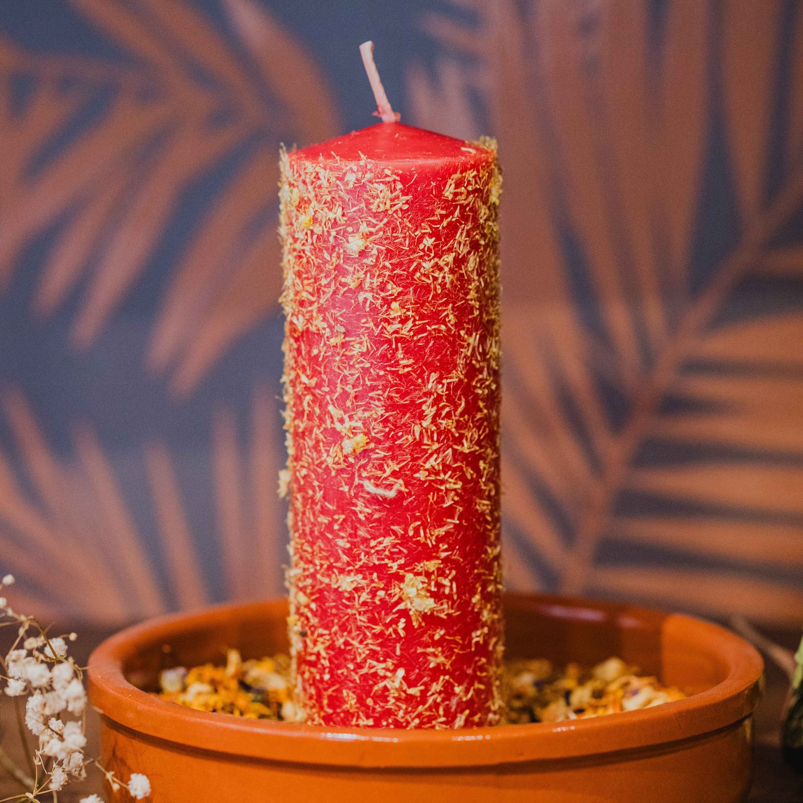 Velón indicado para alcanzar lo que quieras en el amor, suerte, trabajo, superación personal, etc. Estos velones obtienen la mejor combinación entre aromaterapia, colorterapia y el poder de las hierbas para que el ritual adquiera mayor efectividad. Confeccionados con parafina 100% pura, esencias naturales y hierbas trituradas a mano. La fotografía es una representación del ritual, usted está comprando solo el velón.