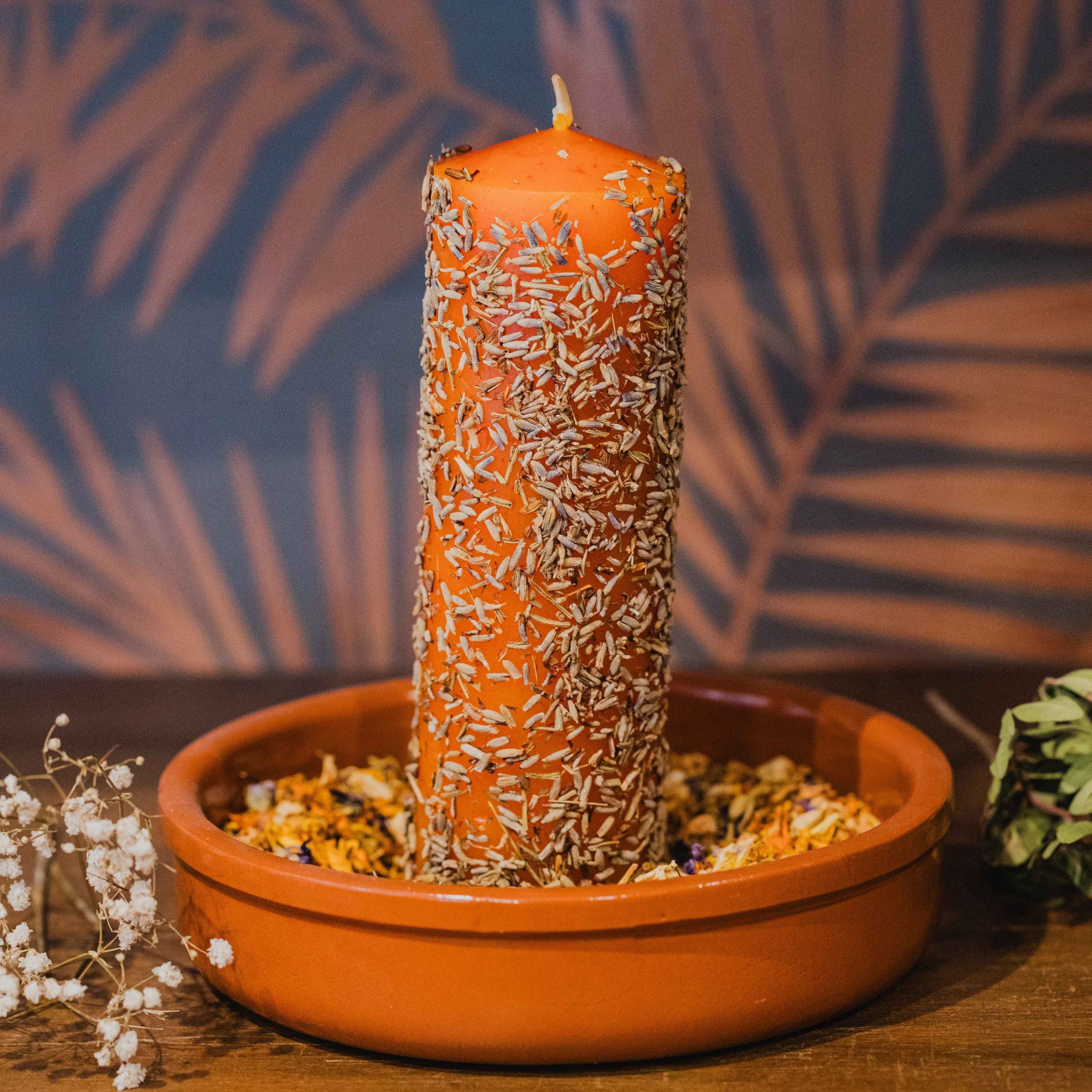 Velón indicado para atraer clientes y aumentar las ventas del local. Estos velones obtienen la mejor combinación entre aromaterapia, colorterapia y el poder de las hierbas para que el ritual adquiera mayor efectividad. Confeccionados con parafina 100% pura, esencias naturales y hierbas trituradas a mano. La fotografía es una representación del ritual, usted está comprando solo el velón.