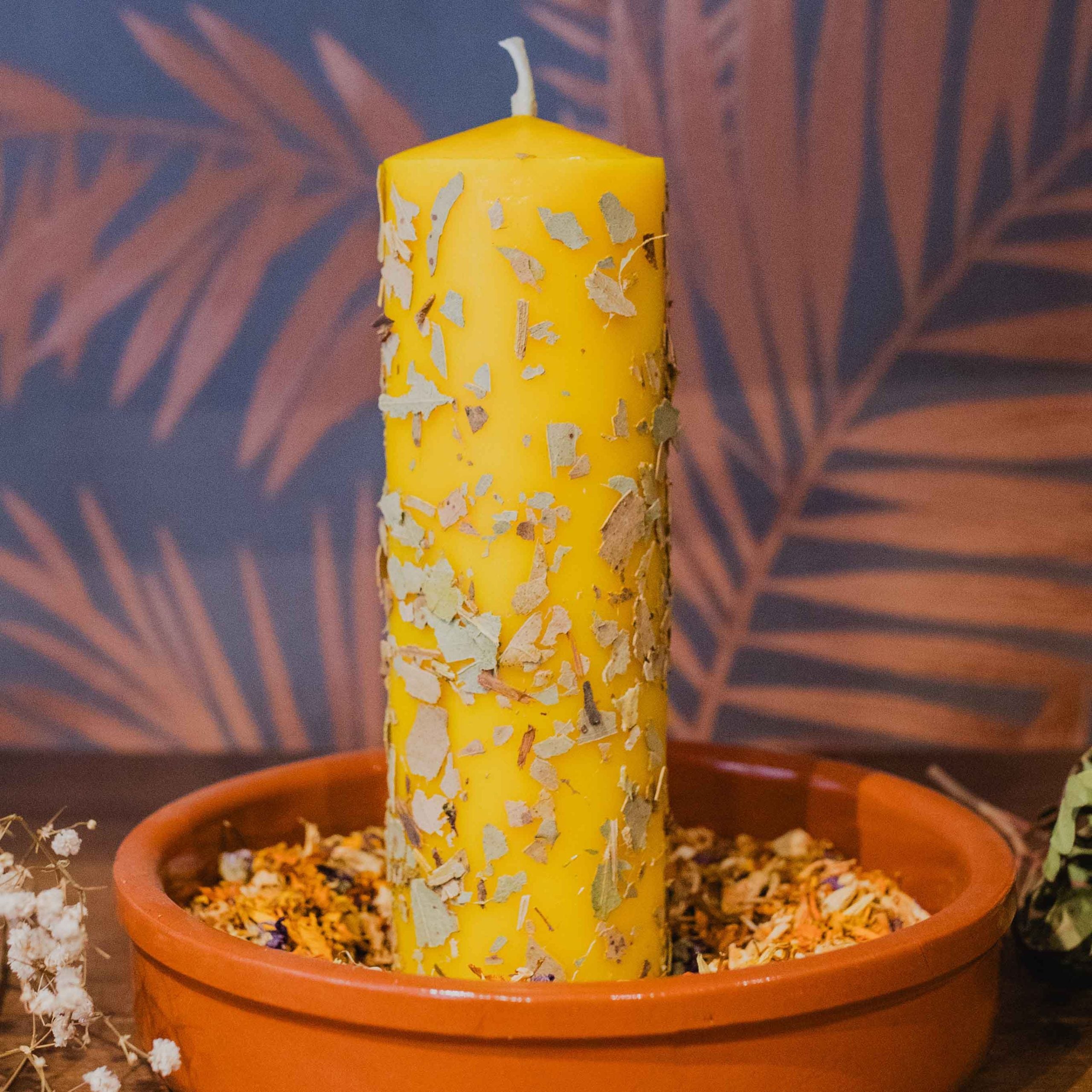 Velón indicado para conseguir prosperidad, riqueza y abundancia. Estos velones obtienen la mejor combinación entre aromaterapia, colorterapia y el poder de las hierbas para que el ritual adquiera mayor efectividad. Confeccionados con parafina 100% pura, esencias naturales y hierbas trituradas a mano. La fotografía es una representación del ritual, usted está comprando solo el velón.