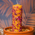 Velón indicado para endulzar o armonizar nuestro hogar. Para fortalecer el amor de pareja o el propio. Estos velones obtienen la mejor combinación entre aromaterapia, colorterapia y el poder de las hierbas para que el ritual adquiera mayor efectividad. Confeccionados con parafina 100% pura, esencias naturales y hierbas trituradas a mano. La fotografía es una representación del ritual, usted está comprando solo el velón.