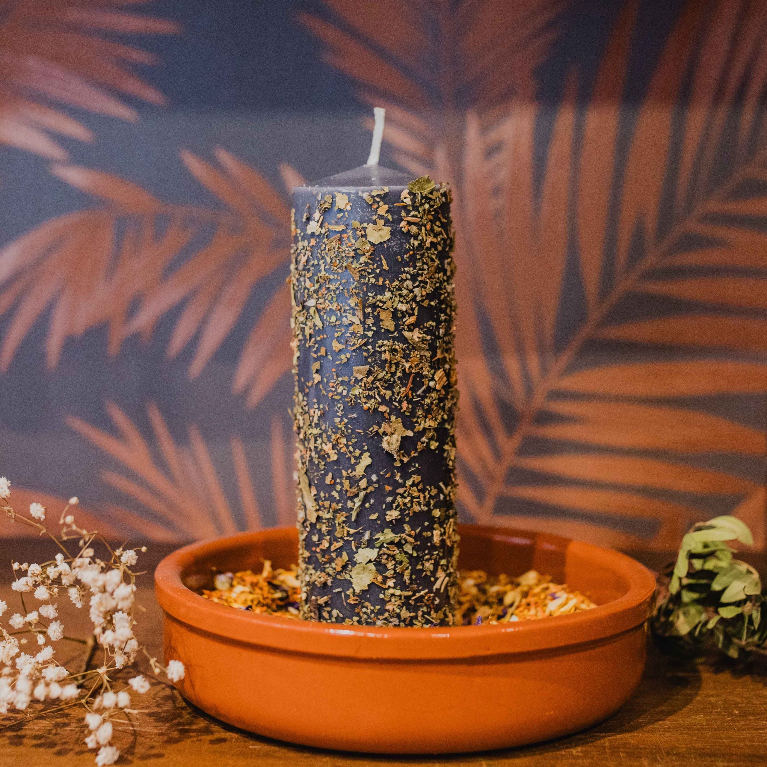 Velón indicado para destruir o alejar espiritus oscuros y maleficios. Estos velones obtienen la mejor combinación entre aromaterapia, colorterapia y el poder de las hierbas para que el ritual adquiera mayor efectividad. Confeccionados con parafina 100% pura, esencias naturales y hierbas trituradas a mano. La fotografía es una representación del ritual, usted está comprando solo el velón.