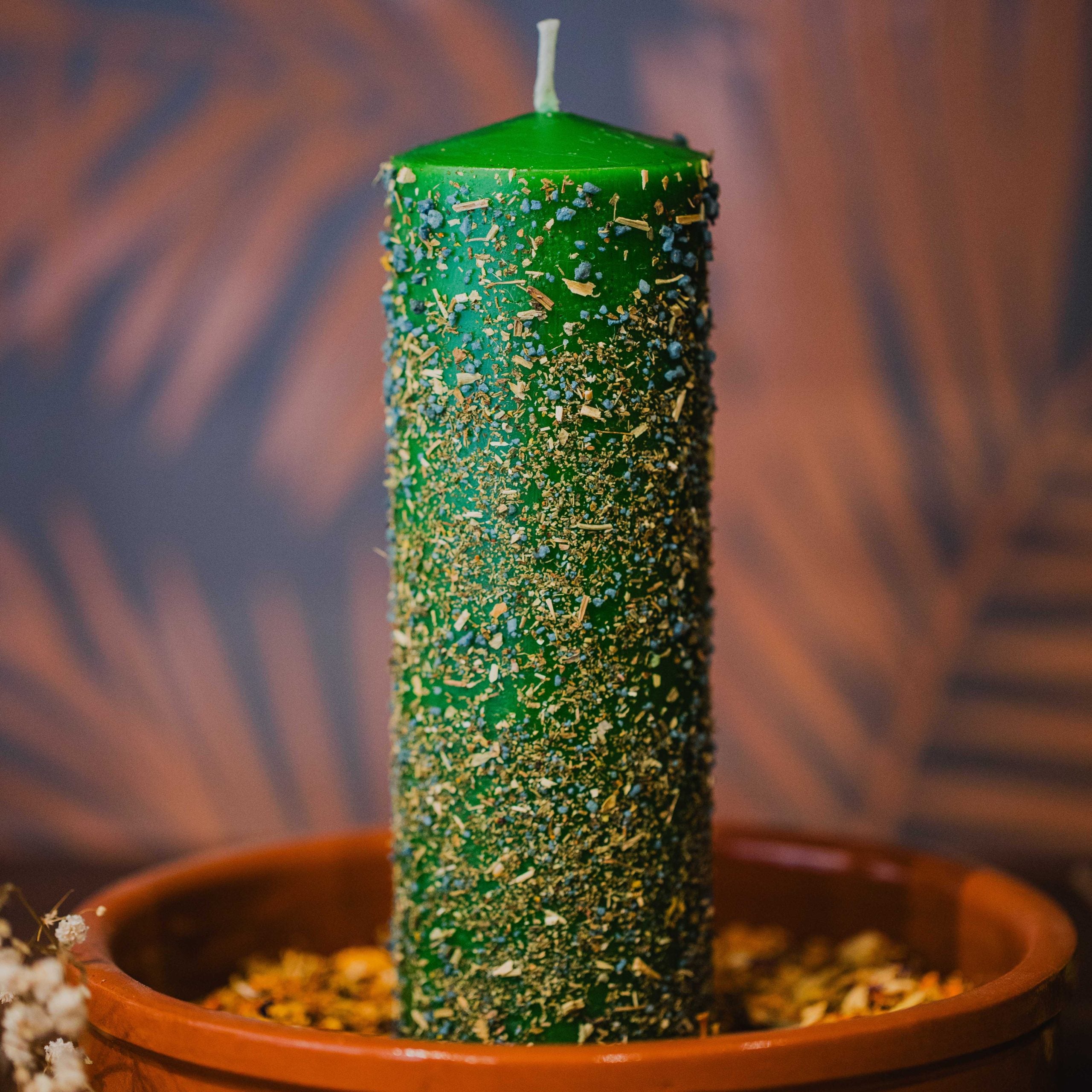 Velón ritualizado con sal verde y ruda para todo tipo de limpiezas. Confeccionados con parafina 100% pura, y hierbas trituradas a mano. La fotografía es una representación del ritual, Usted está comprando solo el velón.